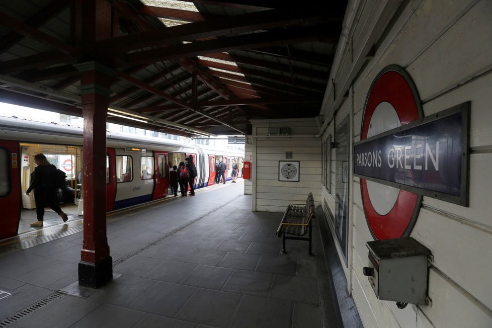 Tříčlenná rodina v londýnském metru zázračně přečkala pád do kolejiště. (ilustrační foto)