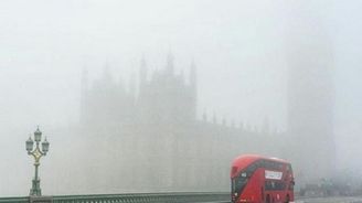 Londýn se ponořil do mlhy, letiště mají stále problémy