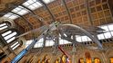 Hlavní atrakce londýnského přírodovědného muzea - 25 metru dlouhá kostra velryby - se dočkala očisty. Pracovníci muzea takto využívají pauzy během pandemie koronaviru před znovuotevřením.
