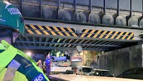 Skalpoval autobus: Řidič doubledeckeru vjel pod most a zranil 26 cestujících.