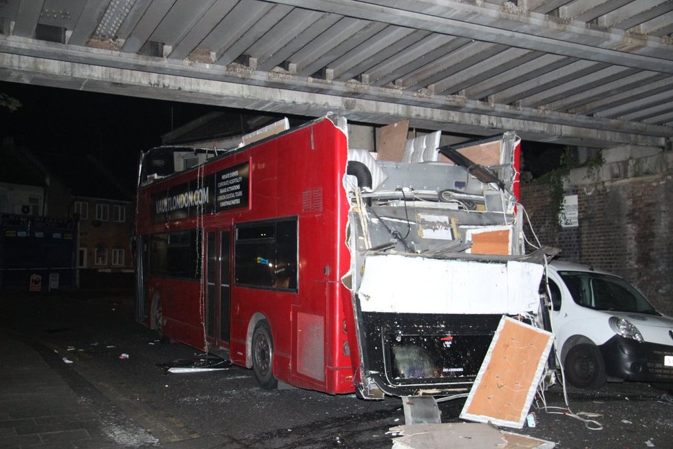 Skalpoval autobus: Řidič doubledeckeru vjel pod most a zranil 26 cestujících.