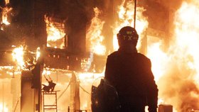 Londýnská čtvrť Tottenham je v plamenech