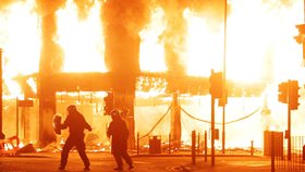 Gangy zapalovaly budovy po celém Tottenhamu