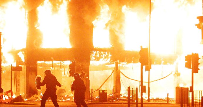 Gangy zapalují budovy po celém Tottenhamu a násilí se šíří
