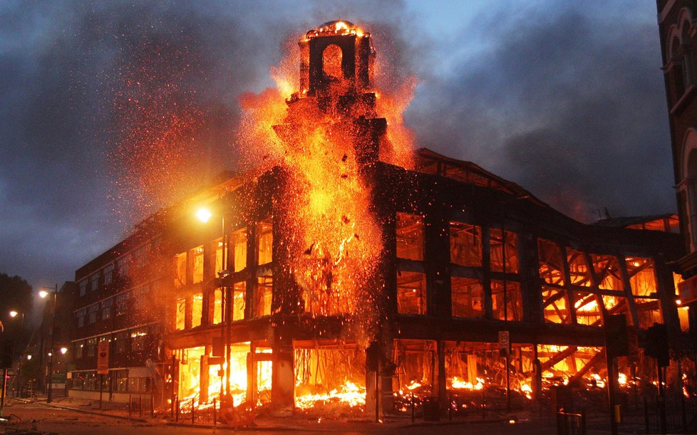 Jedna z tottenhamských budov v plamenech
