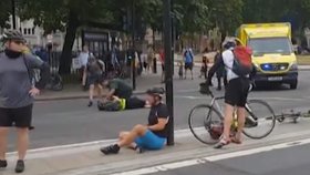 Muž najel do skupinky cyklistů. Naštěstí nikdo není v ohrožení života.