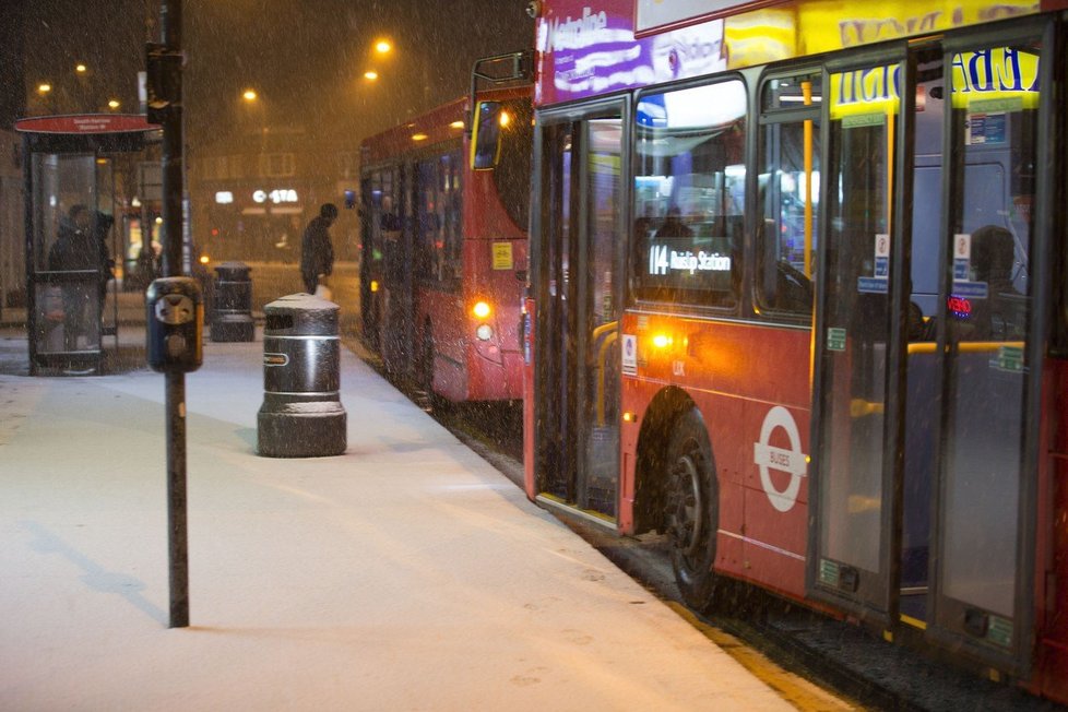 Londýn ve čtvrtek večer začal zasypávat sníh. Holčička byla v mrazu nechána napospas osudu...