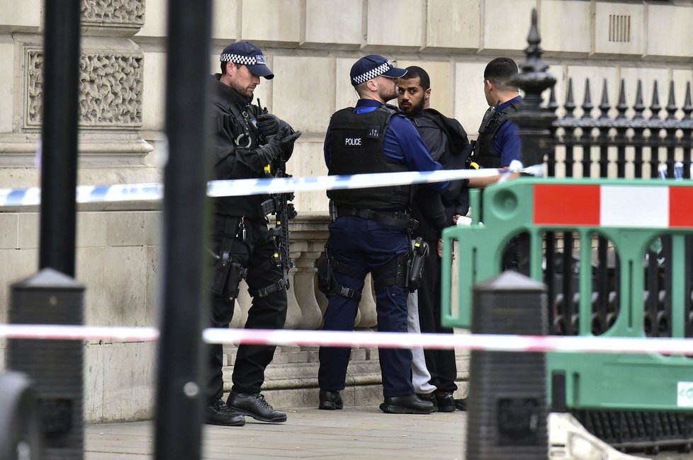 Policie před londýnským parlamentem zadržela ozbrojeného muže.