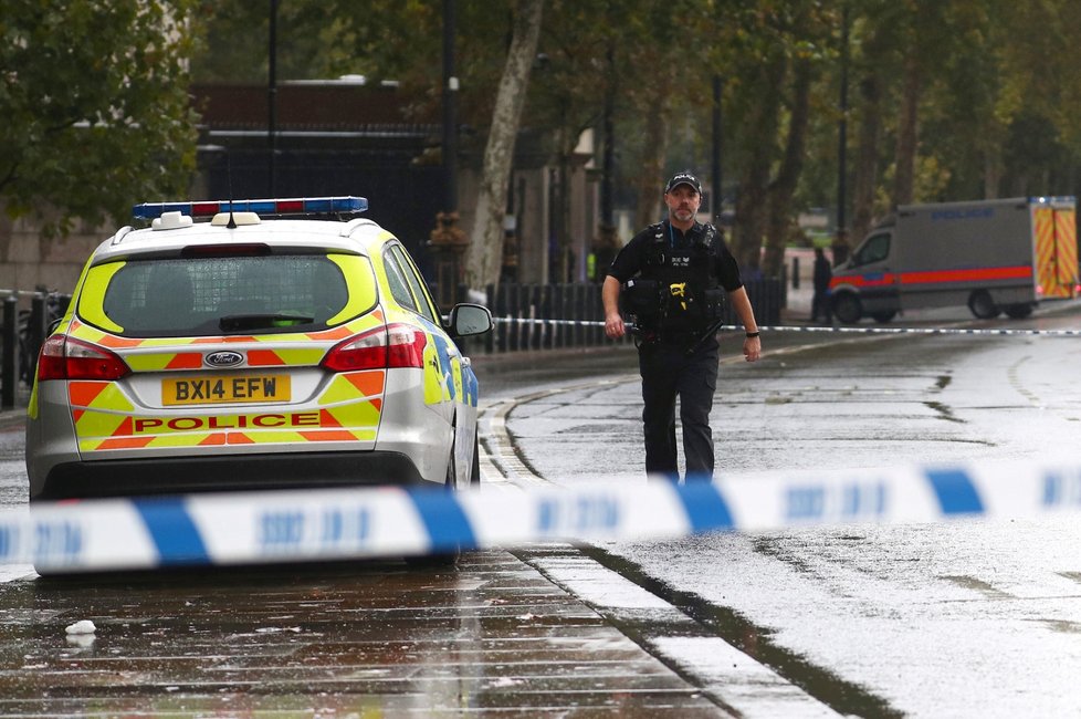 Britská policie prověřuje podezřelý balíček poblíž budovy ministerstva obrany v Londýně a uzavřela okolní ulice.