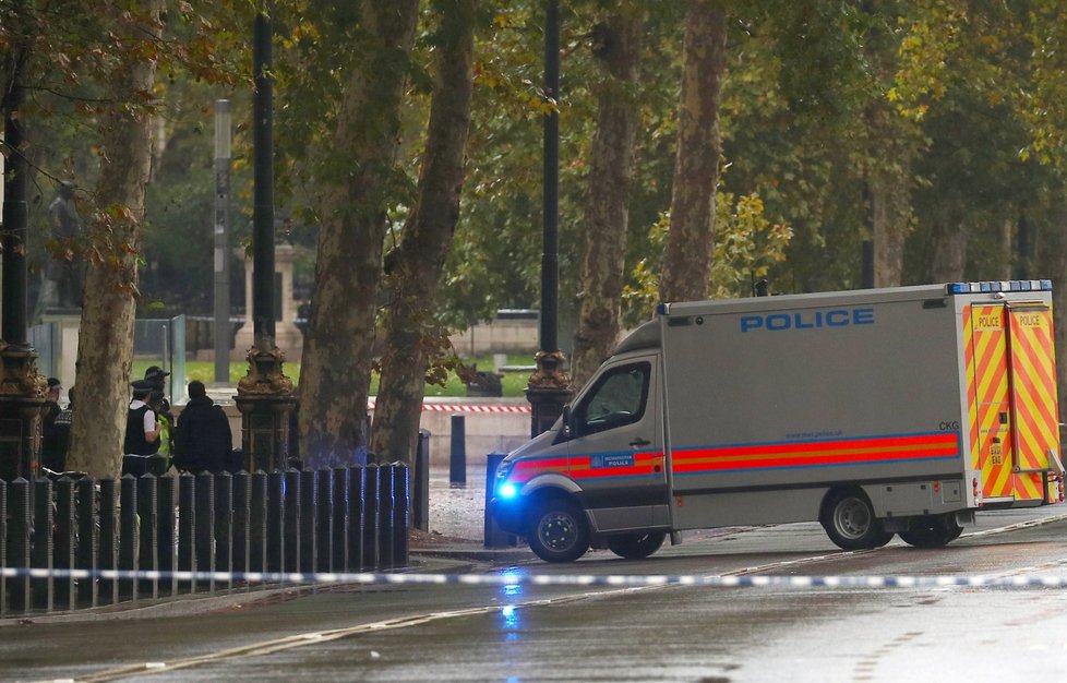 Britská policie prověřuje podezřelý balíček poblíž budovy ministerstva obrany v Londýně a uzavřela okolní ulice.