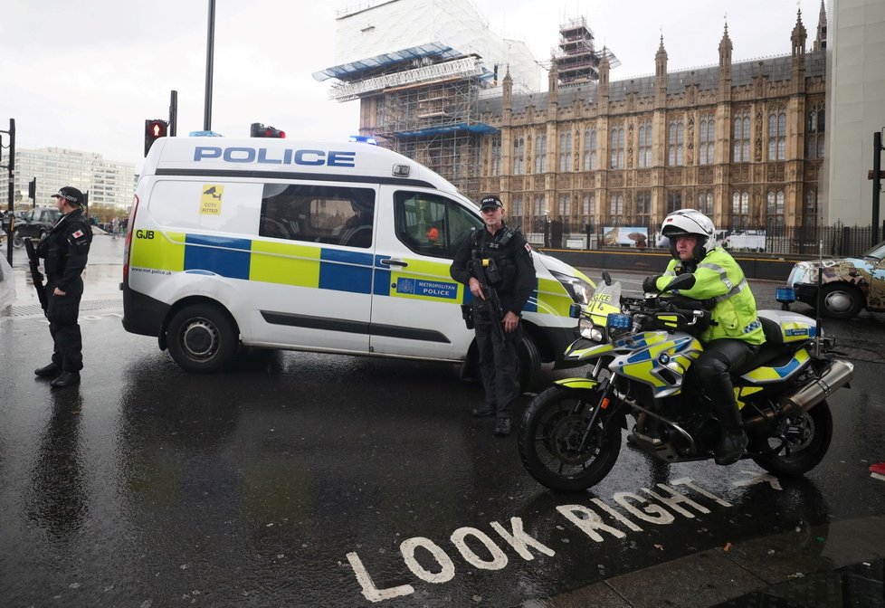 Britská policie prověřuje podezřelý balíček poblíž budovy ministerstva obrany v Londýně a uzavřela okolní ulice.