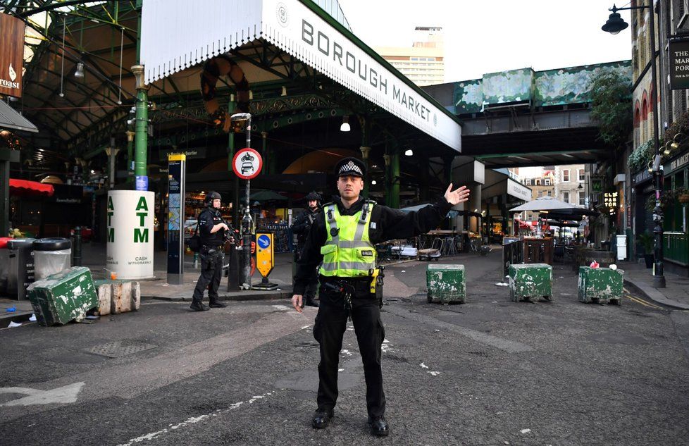 Ozbrojené jednotky dnes v britské metropoli při zásahu u incidentu na mostě London Bridge zastřelily muže (29. 11. 2019)