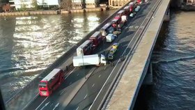 Na mostě v Londýně útočil terorista, policie ho zastřelila.
