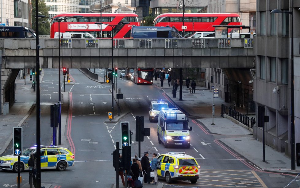 Ozbrojené jednotky dnes v britské metropoli při zásahu u incidentu na mostě London Bridge zastřelily muže (29. 11. 2019).