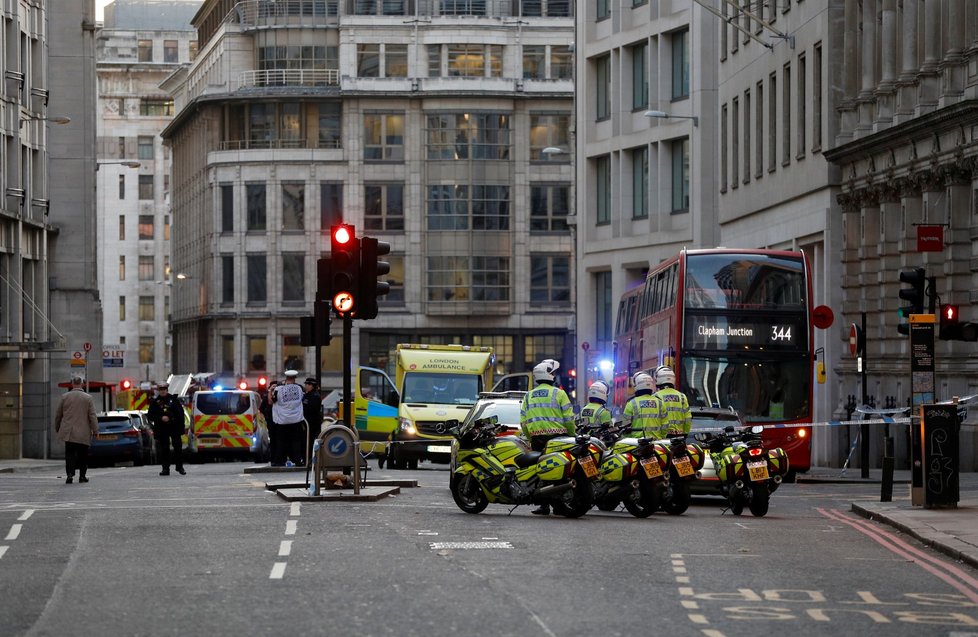 Ozbrojené jednotky dnes v britské metropoli při zásahu u incidentu na mostě London Bridge zastřelily muže (29. 11. 2019)