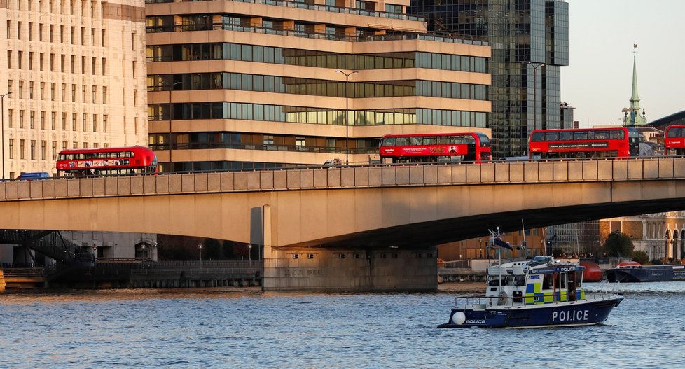 Ozbrojené jednotky dnes v britské metropoli při zásahu u incidentu na mostě London Bridge zastřelily muže (29. 11. 2019).