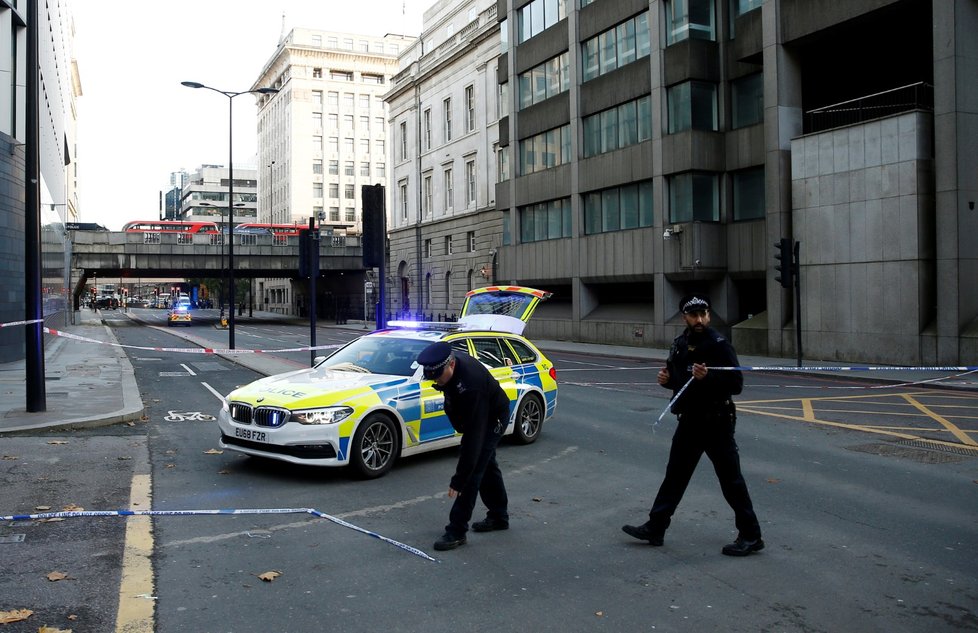 Ozbrojené jednotky dnes v britské metropoli při zásahu u incidentu na mostě London Bridge zastřelily muže (29. 11. 2019)