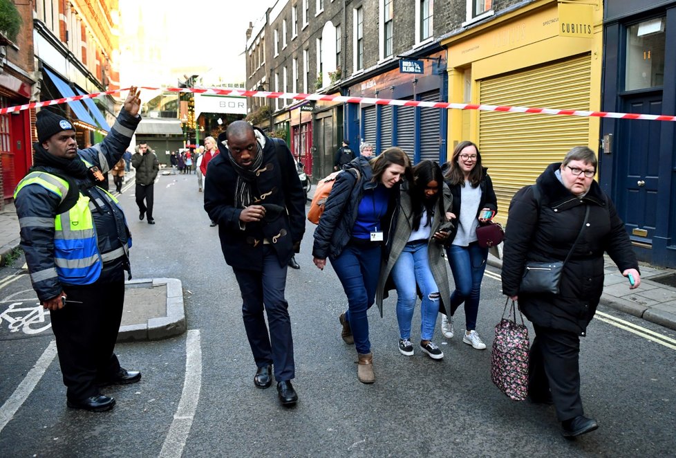 Ozbrojené jednotky dnes v britské metropoli při zásahu u incidentu na mostě London Bridge zastřelily muže (29. 11. 2019).