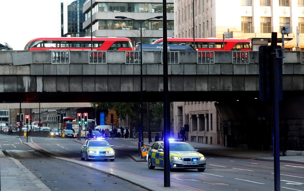 Ozbrojené jednotky dnes v britské metropoli při zásahu u incidentu na mostě London Bridge zastřelily muže (29. 11. 2019)