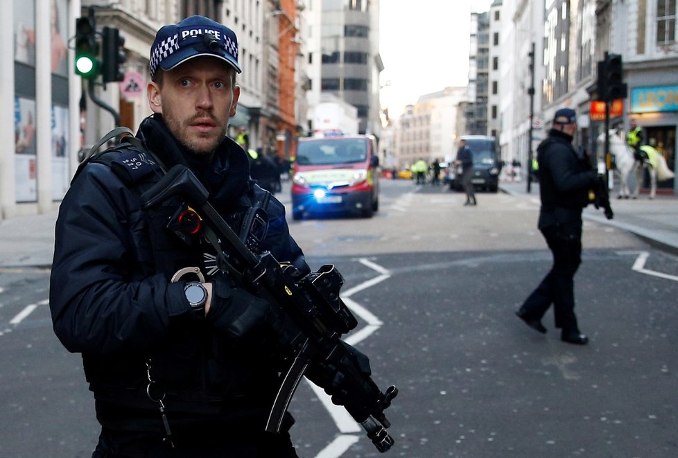 Ozbrojené jednotky dnes v britské metropoli při zásahu u incidentu na mostě London Bridge zastřelily muže (29. 11. 2019).