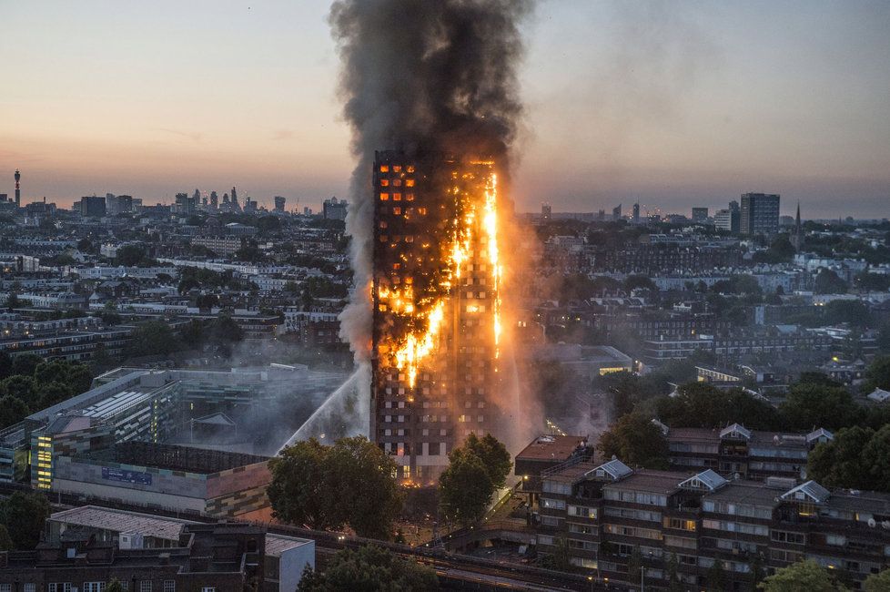 Tragédii dle všeho způsobil zkrat lednice ve druhém patře, odkud se požár rozšířil do dalších partají.