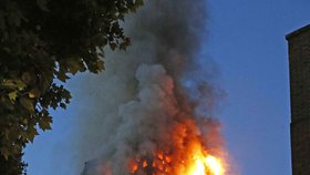 Tragédii dle všeho zažehl zkrat lednice ve druhém patře, odkud se požár rozšířil do dalších partají.