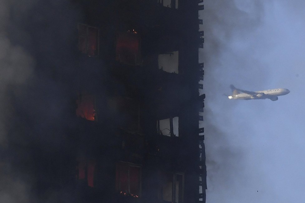 Tragédii dle všeho zažehl zkrat lednice ve druhém patře, odkud se požár rozšířil do dalších partají.