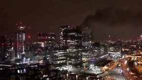 Kolem 60 hasičů likvidovalo požár v londýnské čtvrti Canary Wharf, který krátce po půlnoci místního času vzplanul na střeše 33poschoďového mrakodrapu. V budově má ústředí britská banka Barclays. (2.3.2019)