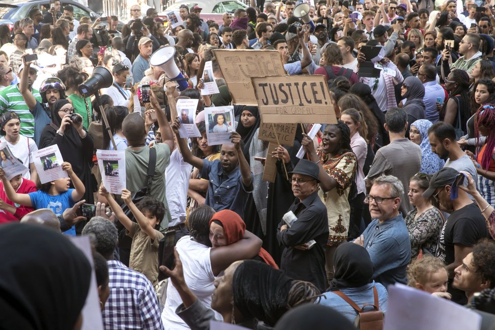 Protesty, které v Londýně vyvolal požár výškové budovy