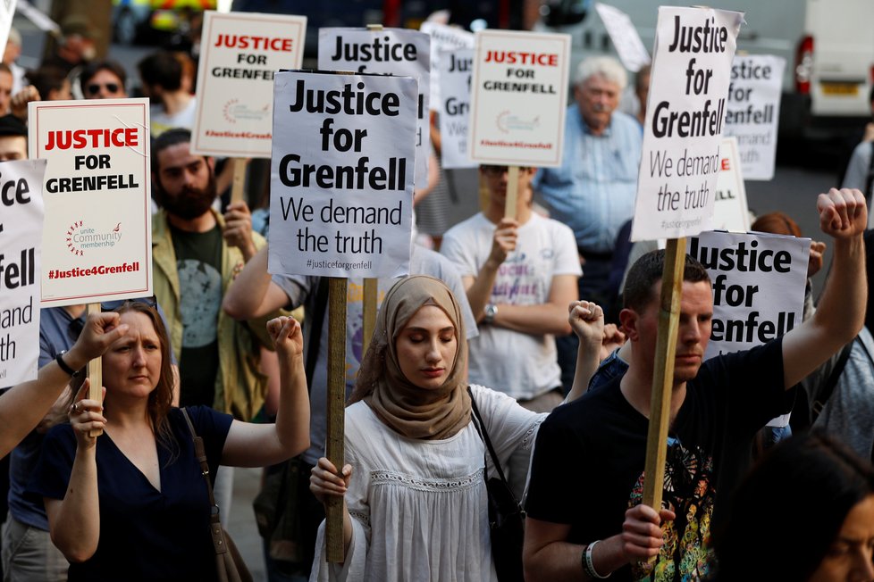 Protesty, které v Londýně vyvolal požár výškové budovy