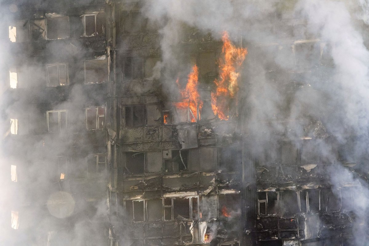 Masivní požár obytného domu v Londýně.