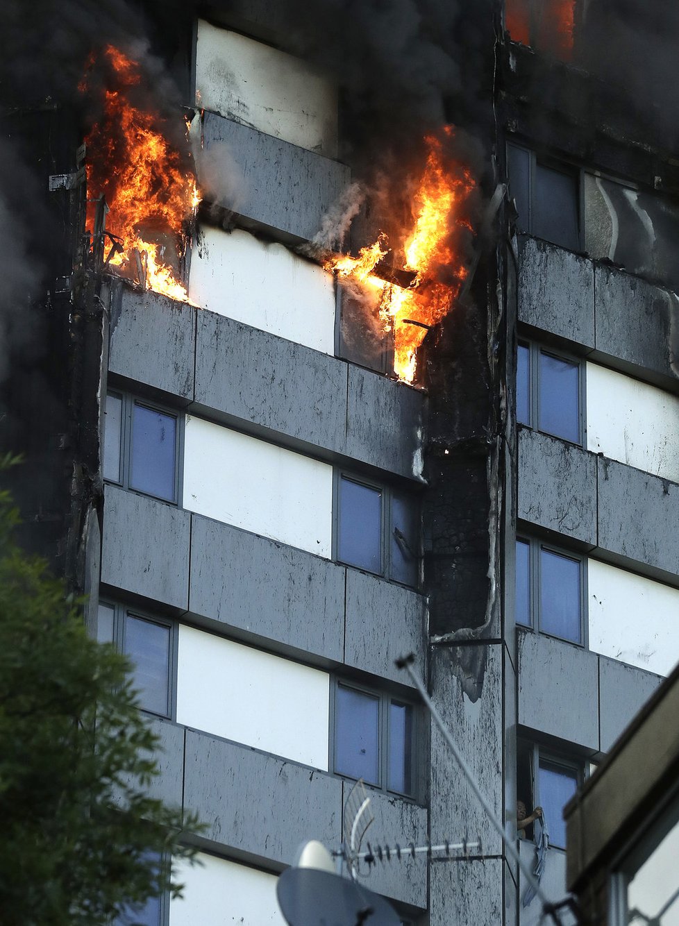 Masivní požár obytného domu v Londýně.