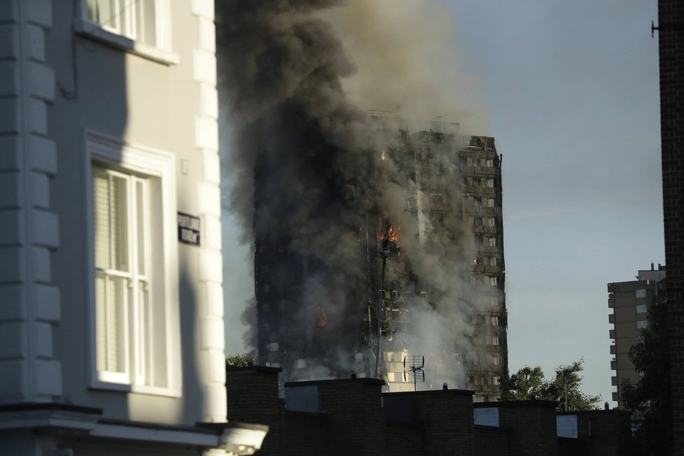 Masivní požár obytného domu v Londýně