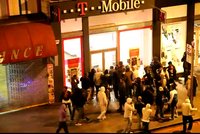 Rabování v Londýně: Výtržníci kradou mobily a oblečení