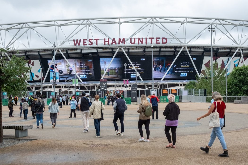 Olympijský stadion ve Stratfordu v Londýně , který vznikl kvůli hrám v roce 2012, je od sezony 2017/2018 domácím stadionem West Hamu.