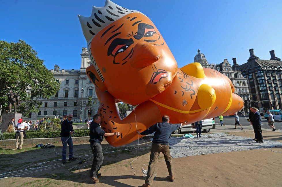 Recesisté v Londýně vypustili balon, který vypadal jako starosta Sadiq Khan v plavkách (1. 9. 2018)