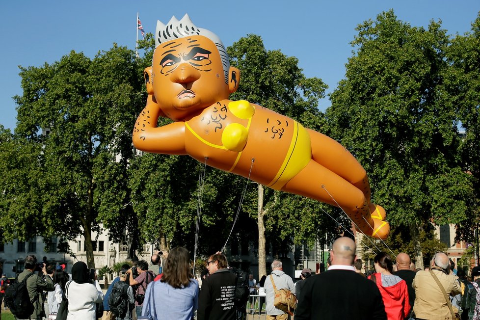 Recesisté v Londýně vypustili balon, který vypadal jako starosta Sadiq Khan v plavkách (1. 9. 2018)