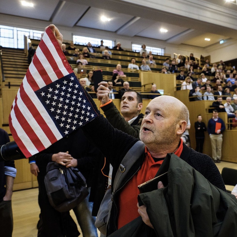 Jeden z Russellových pomocníků začal před Khanem i kamerami mávat americkou vlajkou, tu ale celou dobu držel obráceně.