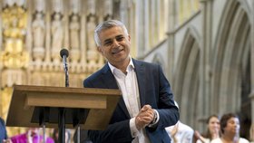 Sotva 12 hodin po oficiálním potvrzení výsledků složil nový starosta Londýna Sadiq Khan přísahu.
