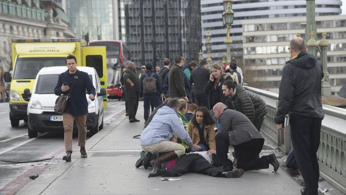 Střelba před britským parlamentem si vyžádala desítky zraněných