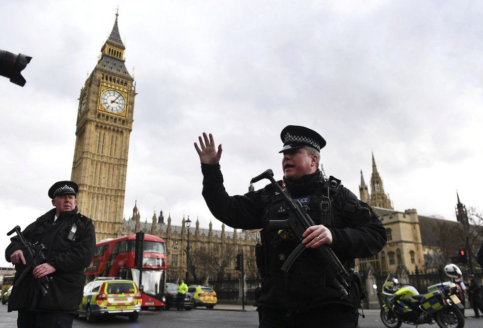 Střelba před britským parlamentem si vyžádala desítky zraněných