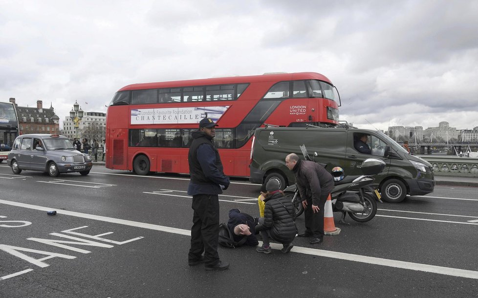 Střelba před britským parlamentem si vyžádala desítky zraněných.