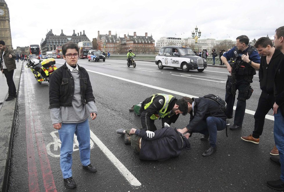 Střelba před britským parlamentem si vyžádala desítky zraněných.