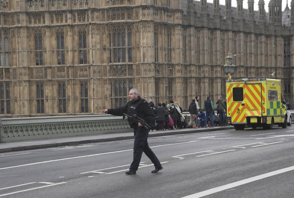 Střelba před britským parlamentem si vyžádala desítky zraněných