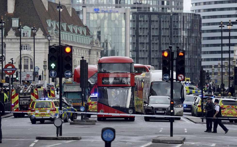 Střelba před britským parlamentem si vyžádala desítky zraněných.