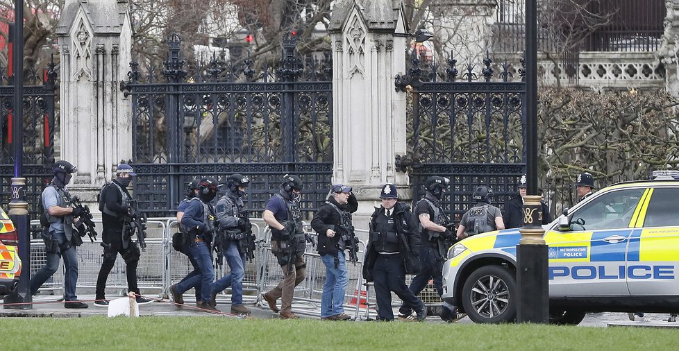 Střelba před britským parlamentem si vyžádala desítky zraněných.