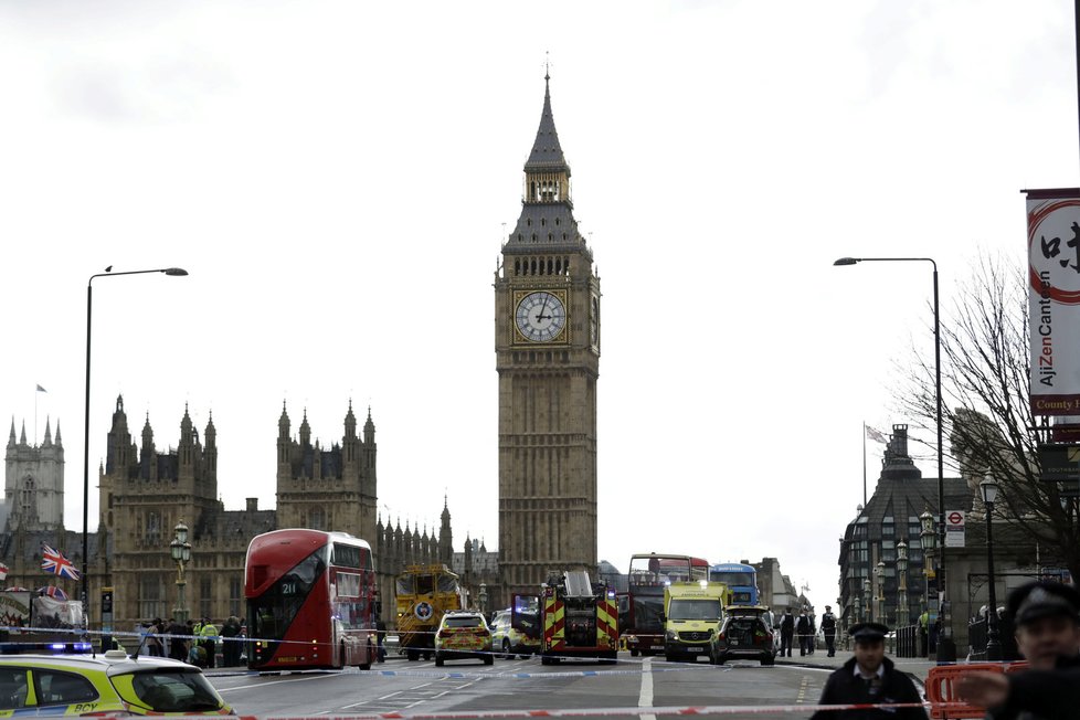 Střelba před britským parlamentem si vyžádala desítky zraněných.