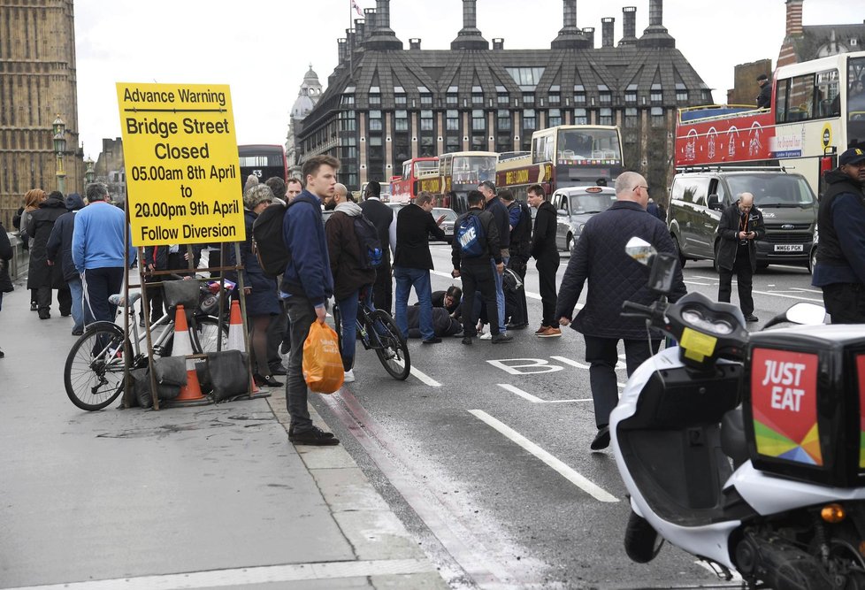 Střelba před britským parlamentem si vyžádala desítky zraněných.