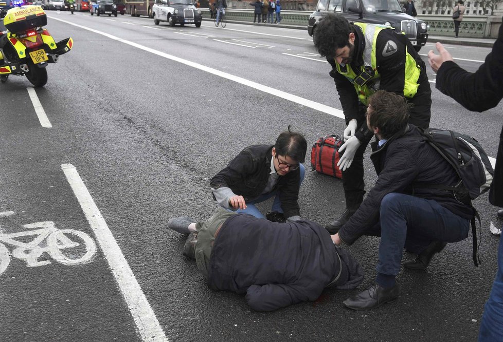 Útok před britským parlamentem: Desítky zraněných