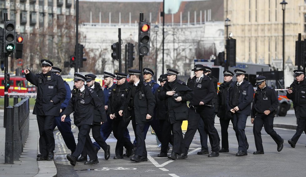 Útok před britským parlamentem: Desítky zraněných